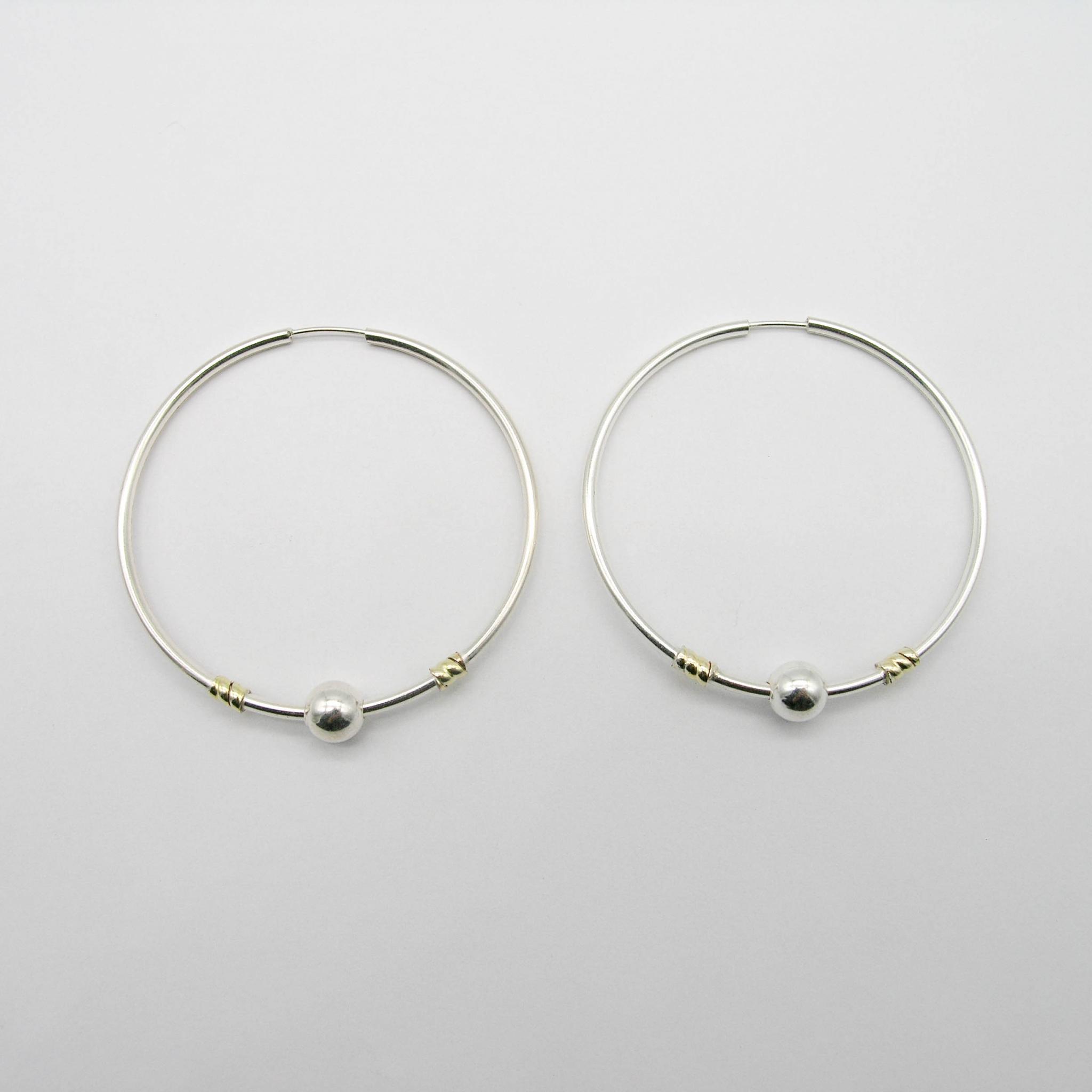 AROS ARGOLLA CAÑO GRUESO 54MM CON BOLITA Y APLIQUE /PLATA Y ORO