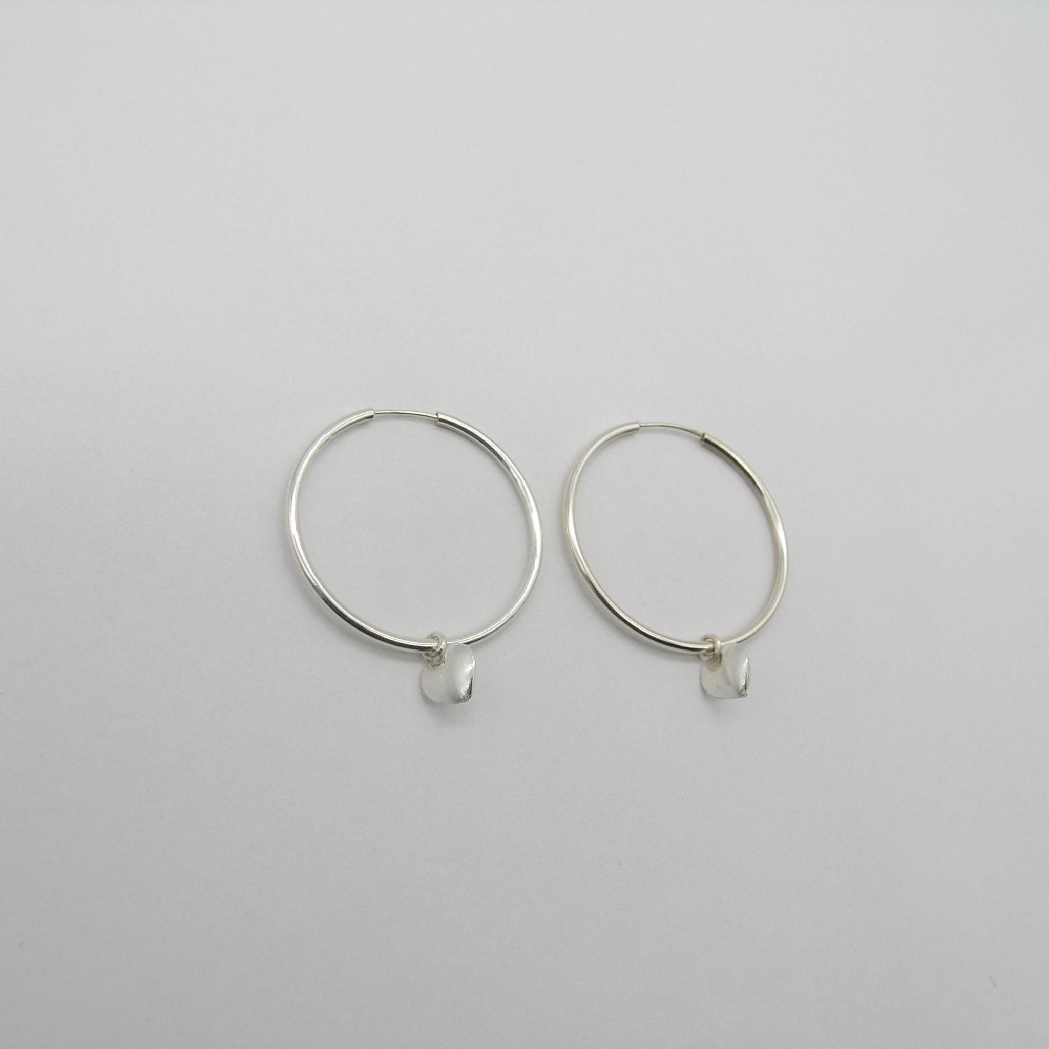 AROS ARGOLLA FINA 31MM CON DIJE CORAZON  /PLATA