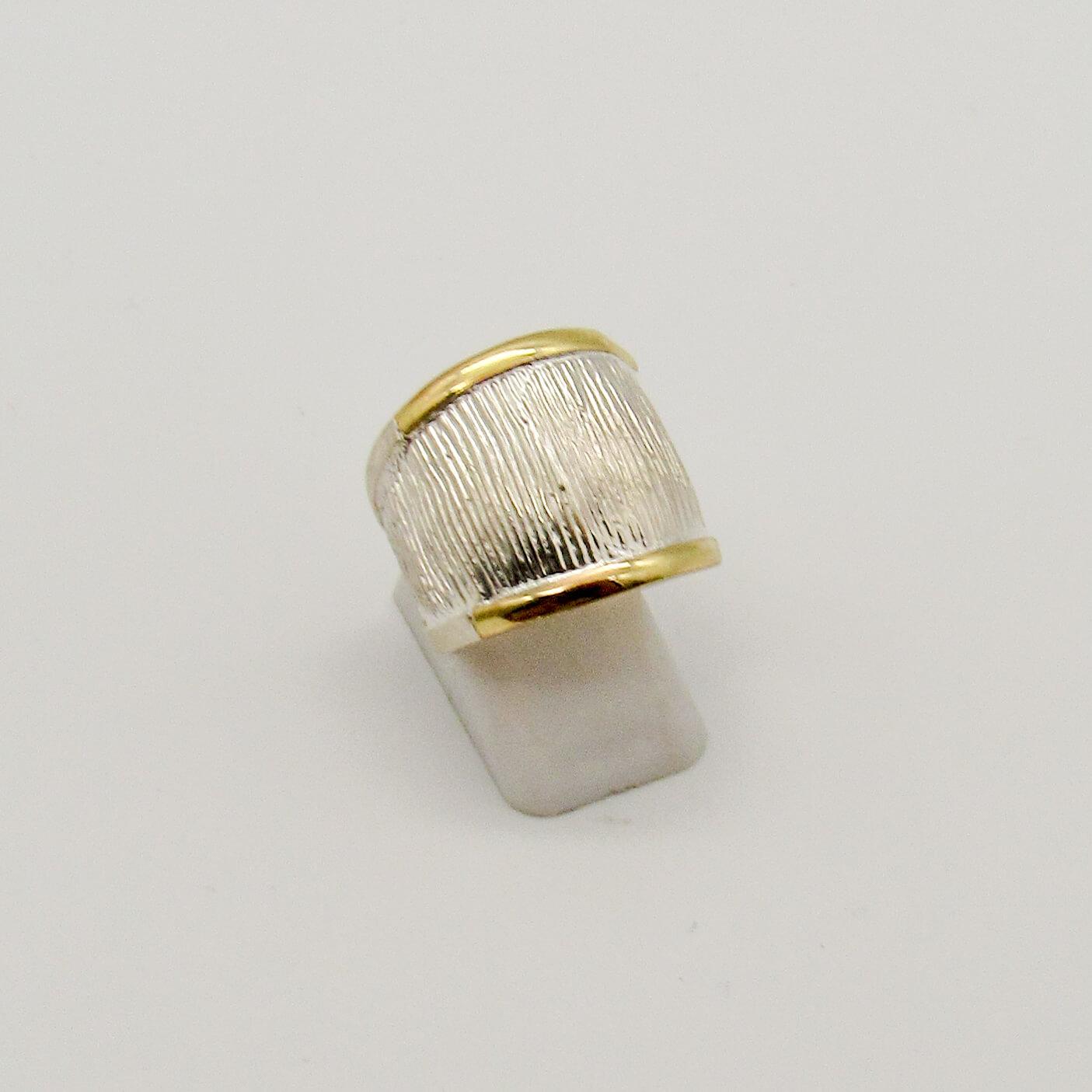 ANILLO ANCHO MARCADO /PLATA Y ORO