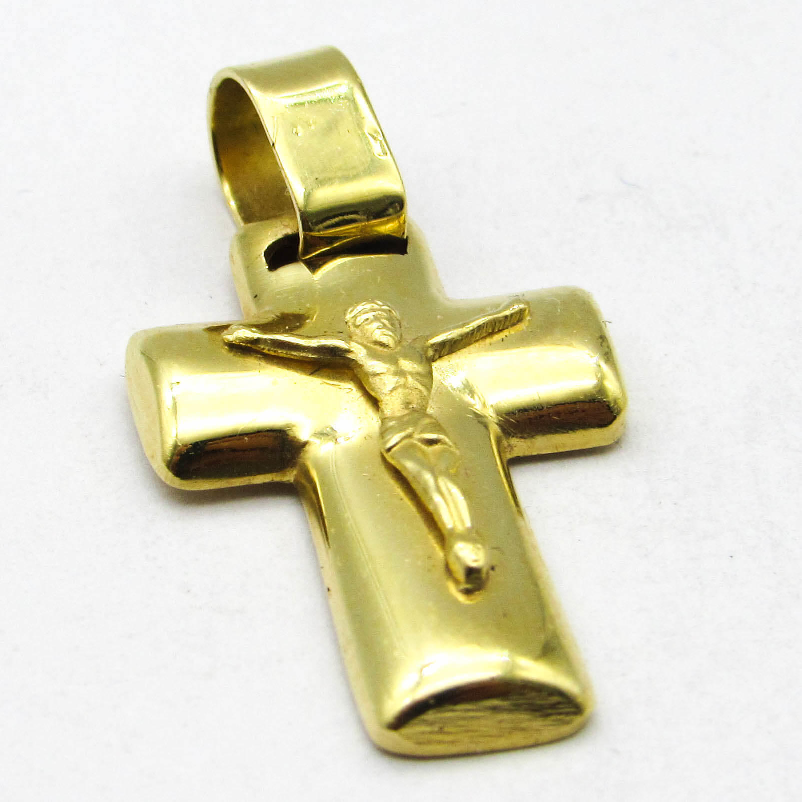 DIJE CRUZ 1/2 CAÑA CRISTO 16x26MM /O.AMARILLO