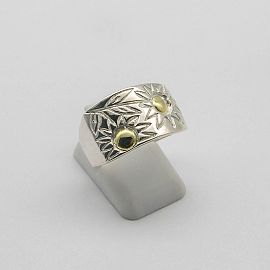 ANILLO CON FLORES Y APLQUES /PLATA Y ORO